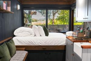 康福斯的住宿－Wonderland Retreats，一个小房间的一个床位,设有窗户