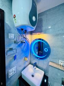 y baño con lavabo y espejo azul. en Frankstay By Hotel SAMRAT RESIDENCY 10 Mints Walking Distance Nizamuddin Railway Station en Nueva Delhi