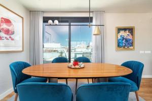 comedor con mesa de madera y sillas azules en Diamond Downtown Center, en Faro