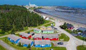 una vista aérea de una playa con un grupo de casas en Navigateur Ste-Luce, en Sainte-Luce-sur-Mer