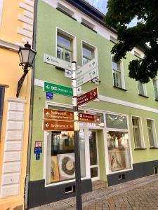 um sinal de rua em frente a um edifício em Mitten im Herzen em Schönebeck