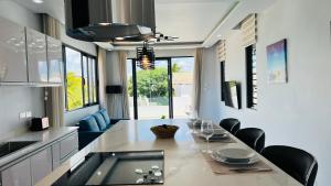 Kuchyň nebo kuchyňský kout v ubytování Blissful Villa