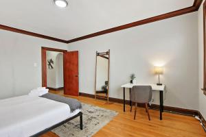 2BR Spacious and Cozy Apartment - Fullerton 1B tesisinde bir odada yatak veya yataklar