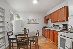 2BR Spacious and Cozy Apartment - Fullerton 1B tesisinde mutfak veya mini mutfak
