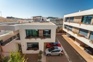 un edificio de apartamentos con un coche aparcado en un aparcamiento en Diamond Downtown Center, en Faro