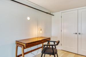 escritorio de madera en una habitación con silla en Sosuite at West Lofts - West Philadelphia en Filadelfia