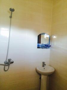 bagno con lavandino e specchio di SEA STAR HOTEL a Şimal