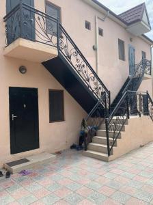 Una escalera negra en una casa con puerta en SEA STAR HOTEL, en Şimal