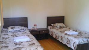 dos camas sentadas una al lado de la otra en una habitación en SEA STAR HOTEL, en Şimal