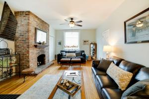 uma sala de estar com um sofá e uma lareira em Shadyside House - 100 feet to Walnut Street! em Pittsburgh