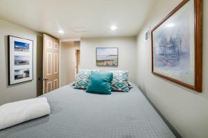 Un dormitorio con una cama con una almohada azul. en Shadyside House - 100 feet to Walnut Street! en Pittsburgh