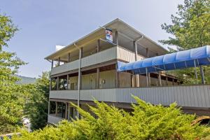 a building with a flag on the side of it at Massanuttens Shenandoah Villas by TripForth in McGaheysville