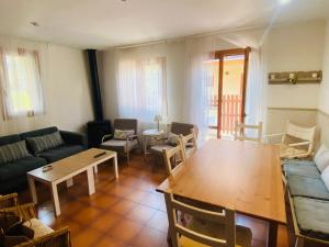 a living room with a table and a couch at La casa de las Ardillas in Benasque