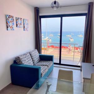 - un salon avec un canapé et une vue sur l'océan dans l'établissement F1 2 St Julians, Private room, bathroom & living shared, à San Ġiljan