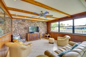 Гостиная зона в Cocoa Beach House on Banana River Walk to Ocean!