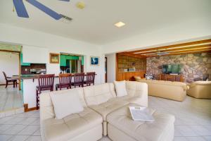 Гостиная зона в Cocoa Beach House on Banana River Walk to Ocean!