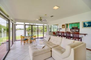 Гостиная зона в Cocoa Beach House on Banana River Walk to Ocean!