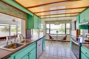Кухня или мини-кухня в Cocoa Beach House on Banana River Walk to Ocean!
