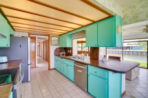 Кухня или мини-кухня в Cocoa Beach House on Banana River Walk to Ocean!
