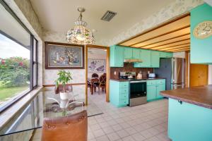 Кухня или мини-кухня в Cocoa Beach House on Banana River Walk to Ocean!
