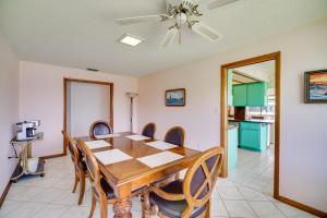 Кухня или мини-кухня в Cocoa Beach House on Banana River Walk to Ocean!
