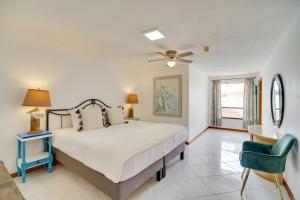 Кровать или кровати в номере Cocoa Beach House on Banana River Walk to Ocean!