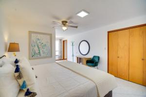 Кровать или кровати в номере Cocoa Beach House on Banana River Walk to Ocean!
