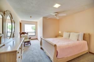 Кровать или кровати в номере Cocoa Beach House on Banana River Walk to Ocean!