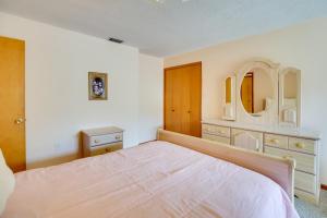 Кровать или кровати в номере Cocoa Beach House on Banana River Walk to Ocean!