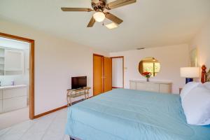 Кровать или кровати в номере Cocoa Beach House on Banana River Walk to Ocean!