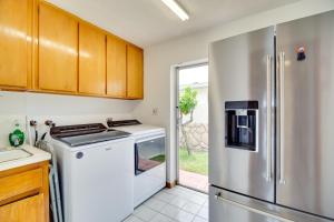 Кухня или мини-кухня в Cocoa Beach House on Banana River Walk to Ocean!

