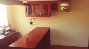 cocina con encimera de madera y armarios de madera en Departamento Independiente en Tacna, en Tacna