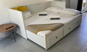 uma grande cama branca num quarto com uma mesa em Terrazze Alelà apartment em Bari