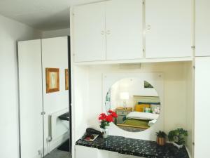 A kitchen or kitchenette at Enjoy Modern Living and Free WiFi in Kingston Newport 2 Bedroom Apartment