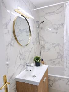 bagno con lavandino e specchio di Apartment near subway and supermarket a Parigi