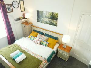 een slaapkamer met een bed met een teddybeer erop bij Enjoy Modern Living and Free WiFi in Kingston Newport 2 Bedroom Apartment in Newport