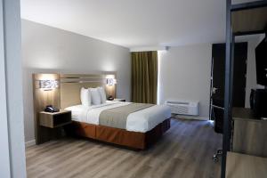 מיטה או מיטות בחדר ב-Airport Inn
