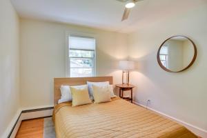 sypialnia z łóżkiem z lustrem na ścianie w obiekcie Home in Narragansett with Beach Access! w mieście Saunderstown