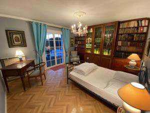 een slaapkamer met een bed, een tafel en een bureau bij Sejour pour 6 personnes a Arradon in Arradon