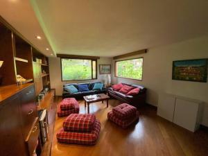 uma sala de estar com sofás e cadeiras numa casa em Naturaleza y calma. Finca a 30 minutos de Bogotá. em Facatativa