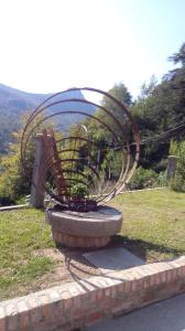 uma escultura de metal no meio de um parque em LaGaressina suite Anna - Jacuzzi & Spa em Garessio