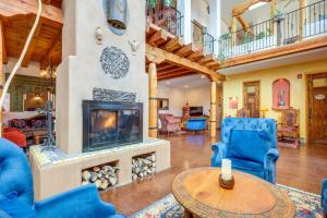 Χώρος καθιστικού στο Los Cerrillos Hillside Hacienda on 65 Acres!