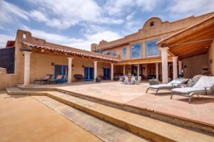 Πισίνα στο ή κοντά στο Los Cerrillos Hillside Hacienda on 65 Acres!
