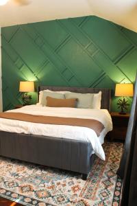 - une chambre avec un grand lit et un mur vert dans l'établissement Setting the right vibes., à Killeen