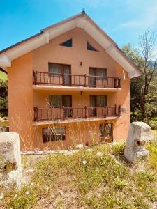 um edifício com uma varanda no topo de uma colina em Cabana Mario em Albac