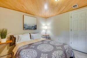 een slaapkamer met een bed en een houten plafond bij Cozy Atlanta Vacation Rental with Patio, Near Parks! in Atlanta