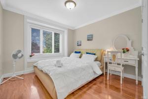 Habitación blanca con cama y escritorio en Luxurious Getaway in Vancouver-Private room with attached bathroom, en Vancouver