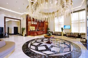 un grand hall avec un grand lustre et une table dans l'établissement SKAF HOTEL LLC, à Dubaï