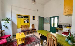 Shazly Inn في الناصرة: مطبخ وغرفة طعام مع طاولة وكراسي