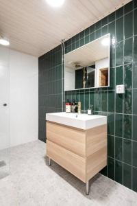 a bathroom with a sink and a mirror at Moderni ja tilava kolmio + sauna in Kuopio